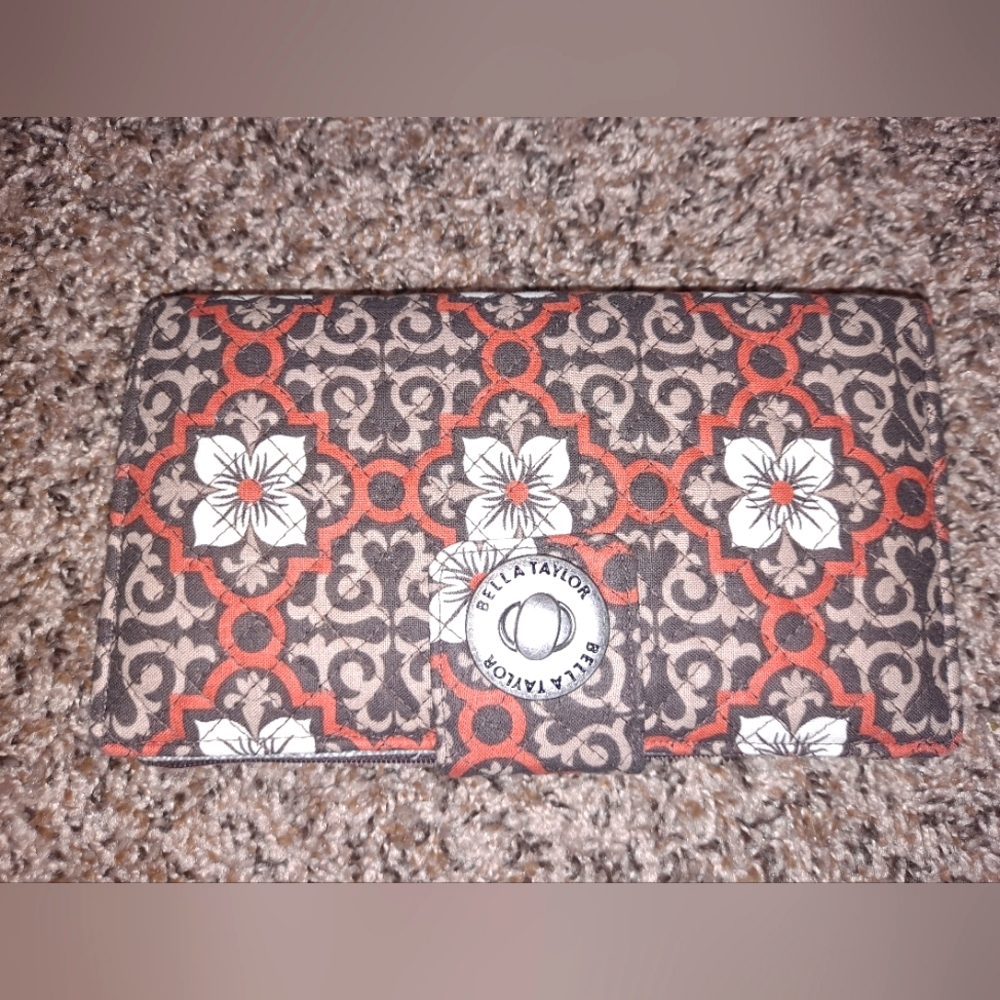 Bella Taylor wallet
